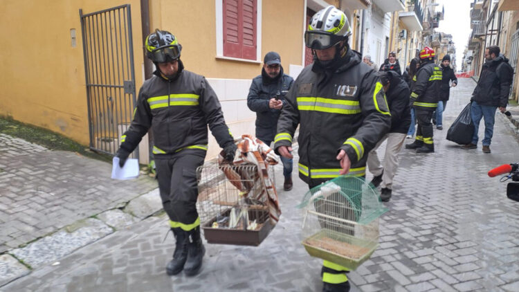 Coi pompieri nella zona rossa, a Niscemi si recuperano i ricordi
