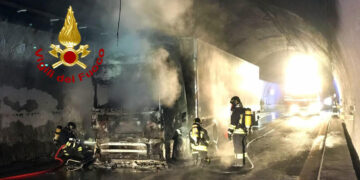 Camion a fuoco in galleria, riaperto il tratto dell’A1