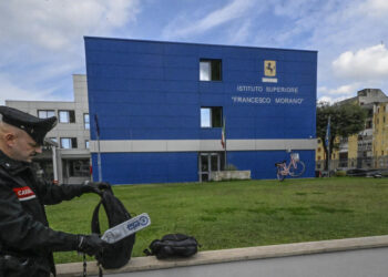 Metal detector nelle scuole, firmata la circolare da Valditara e Piantedosi