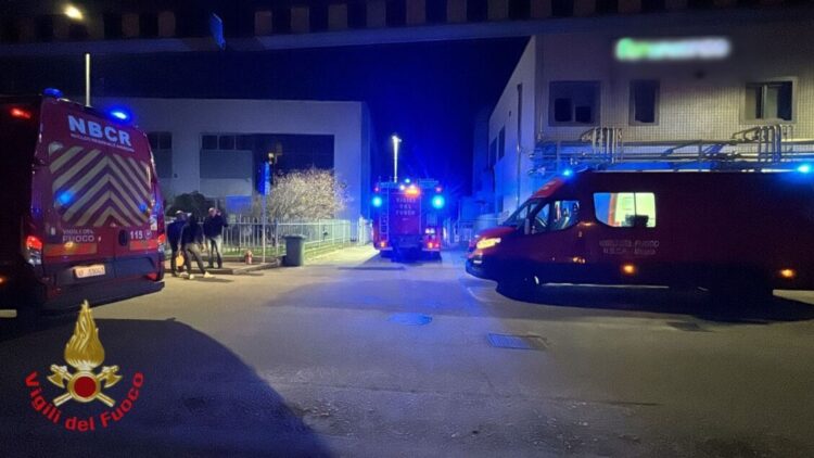 Fiammata in azienda farmaceutica, tre operai feriti, uno è grave