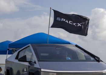 Musk fonde xAI in SpaceX per data center nello spazio