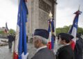 Francia, polizia uccide uomo armato di coltello all’Arc de Triomphe. Macron: “Attacco terroristico”