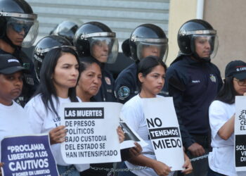 Venezuela, familiari si incatenano per la liberazione dei prigionieri politici