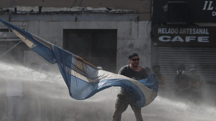 Argentina, scontri davanti al Parlamento: 37 arresti