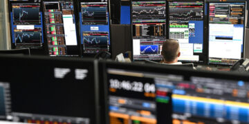 Borsa: Milano chiude poco mossa, vola Ferrari dopo i conti