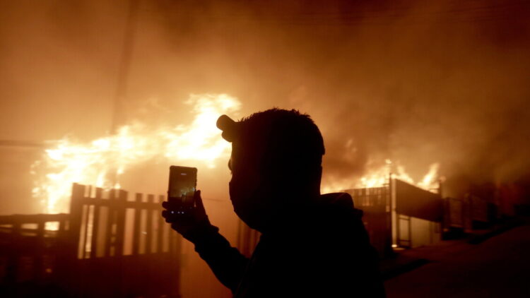 Cile, allerta rossa per incendi tra Valparaíso e Santiago