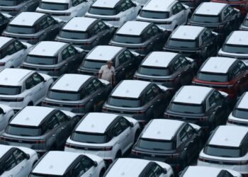 Crisi auto, -25% per benzina e diesel in Italia: le elettriche conquistano il mercato