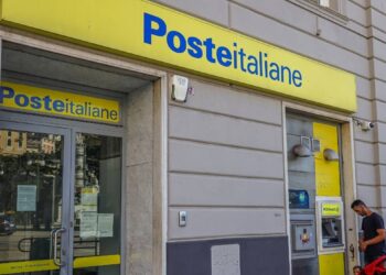 Poste Italiane chiude il 2025 con ricavi record a 13,1 miliardi e utile a 2,2 miliardi
