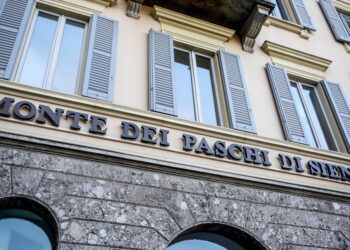 Il cda di Mps toglie le deleghe a Lovaglio e lo sospende da direttore generale