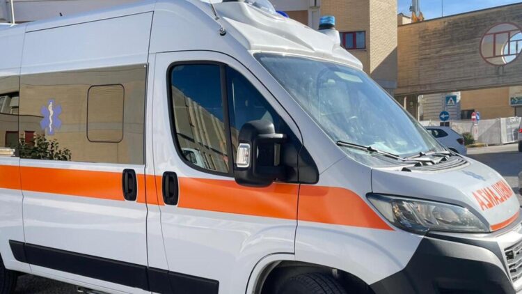 Spingono un’auto in panne e vengono travolti, uno è gravissimo