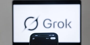 Tre ragazze fanno causa a Grok negli Usa per immagini pornografiche