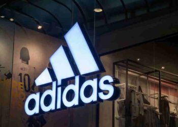Adidas paga l’outlook non brillante. Bene risultati 2025
