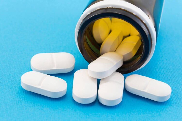 Antibiotici nemici del microbioma intestinale, l’impatto può durare fino a 8 anni: lo studio