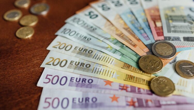 Famiglie italiane più povere causa inflazione, ma i consumi tornano a salire