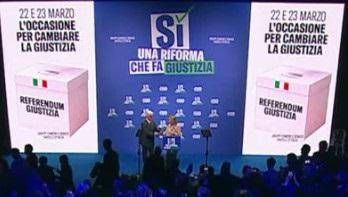 Sale sul palco di Meloni e le dice: “Aspetto le dimissioni di Mattarella”. Ecco chi è